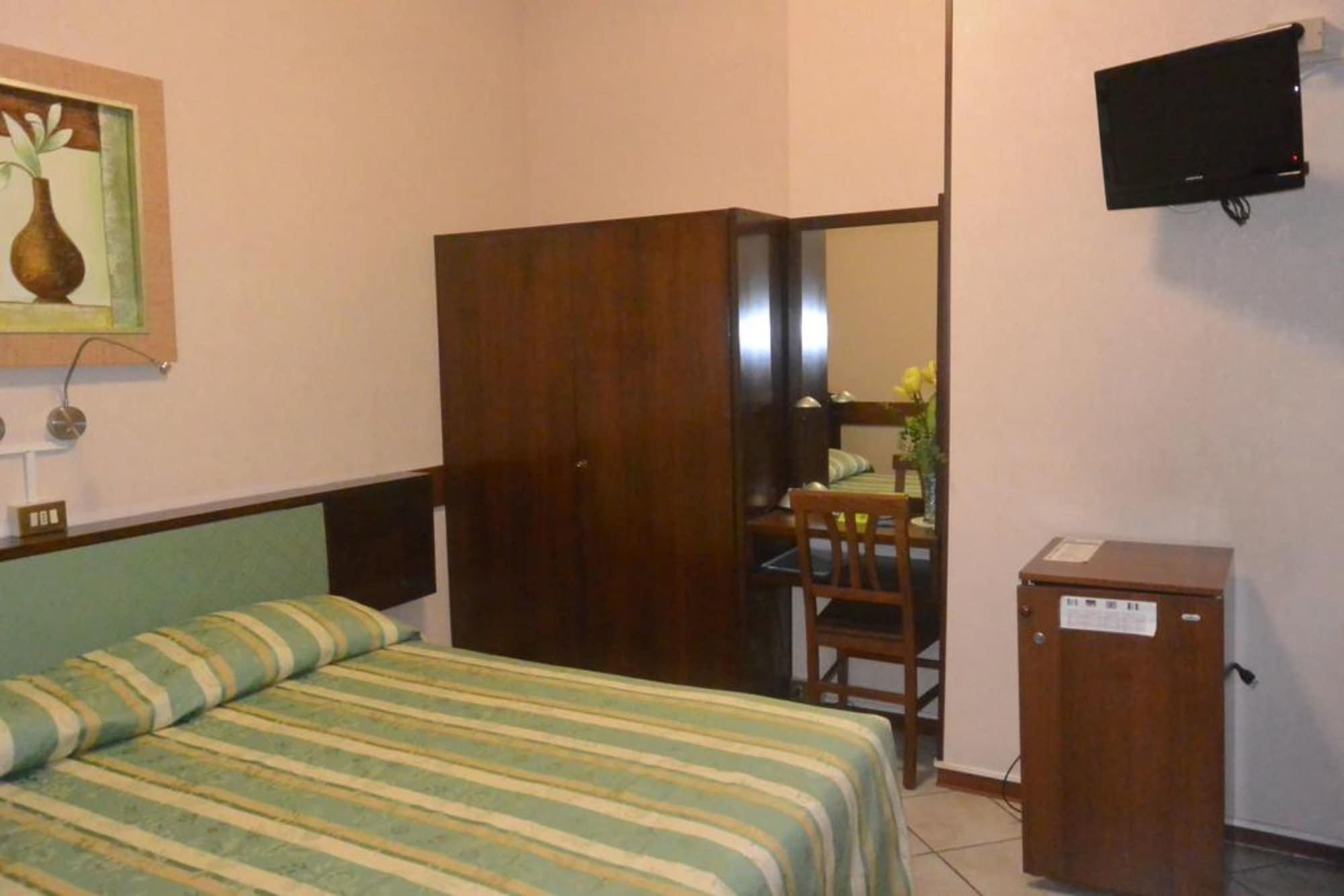 Hotel Italia City Center Mantova Bagian luar foto