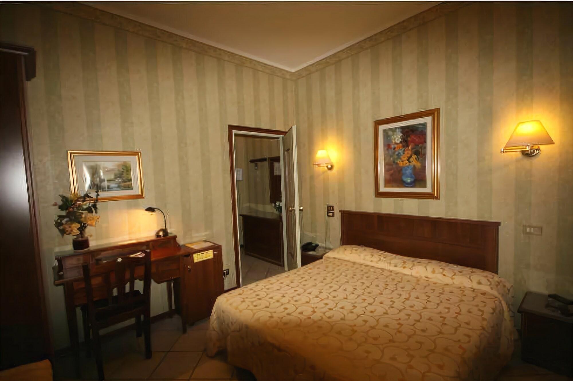 Hotel Italia City Center Mantova Bagian luar foto