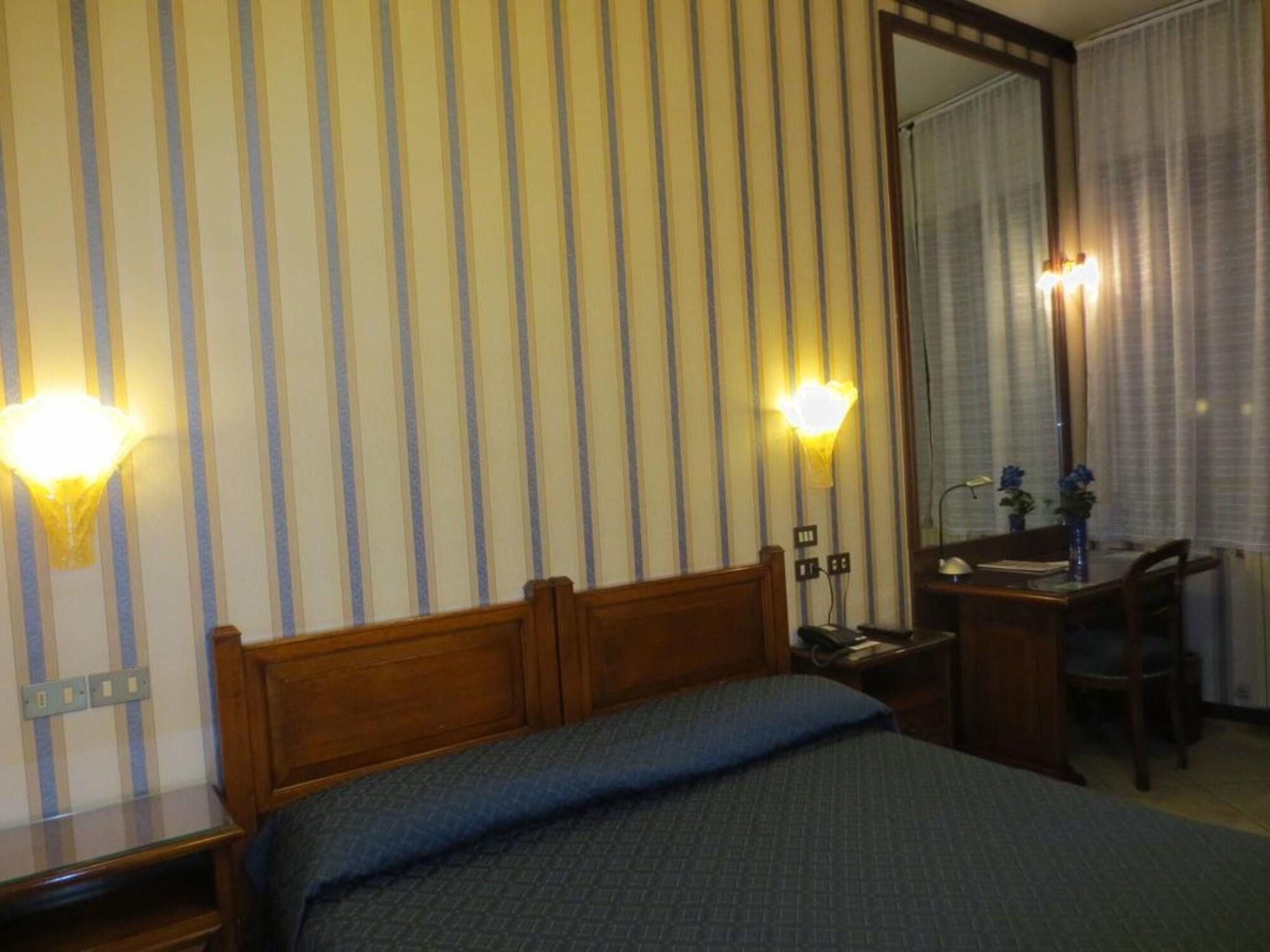 Hotel Italia City Center Mantova Bagian luar foto
