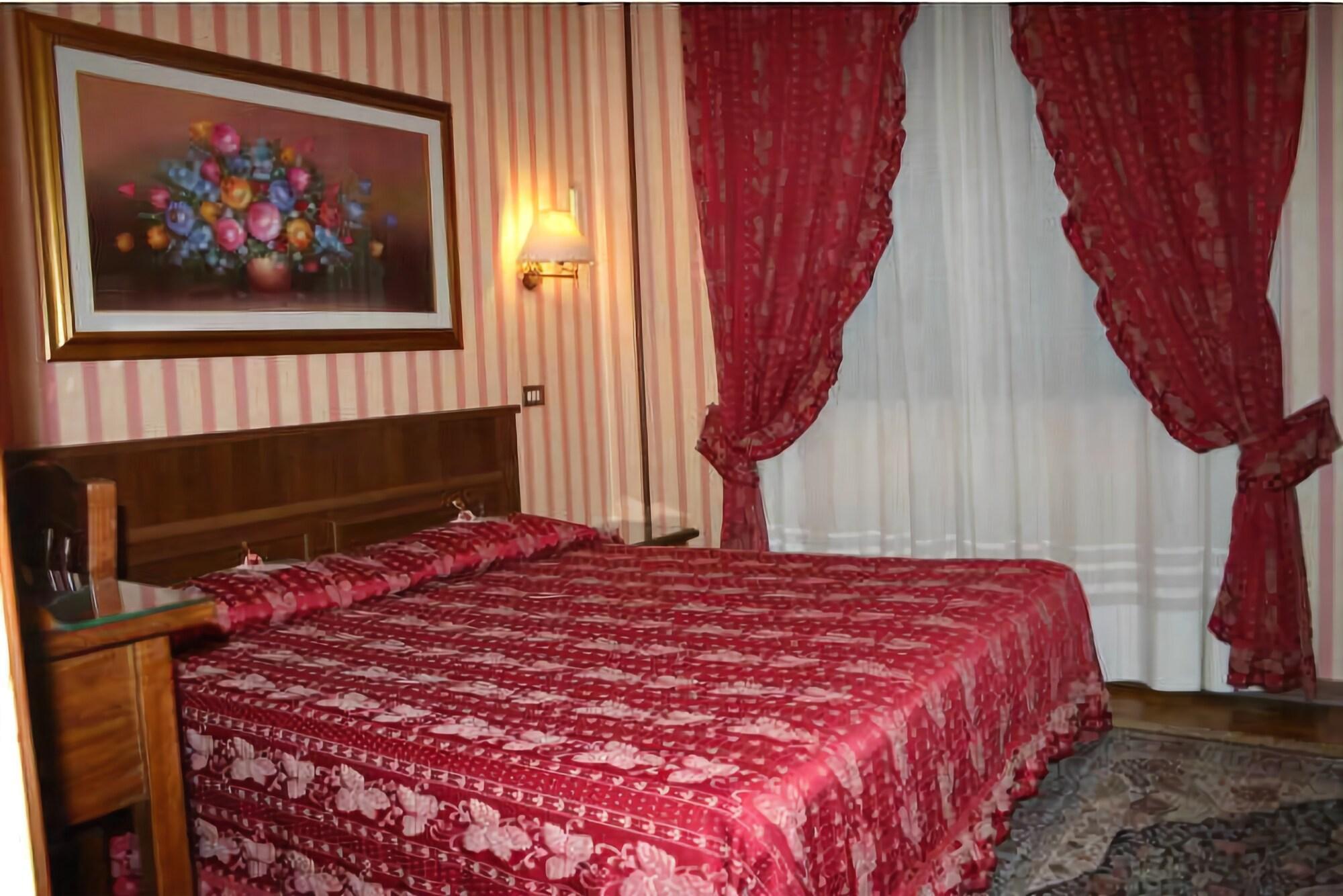 Hotel Italia City Center Mantova Bagian luar foto